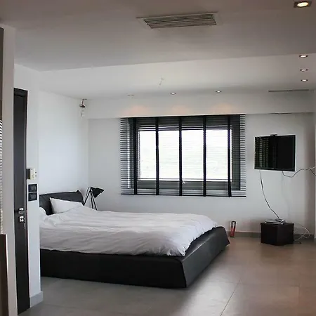 New Luxury Beach Front Large Private Pool & Amazing Sea View
